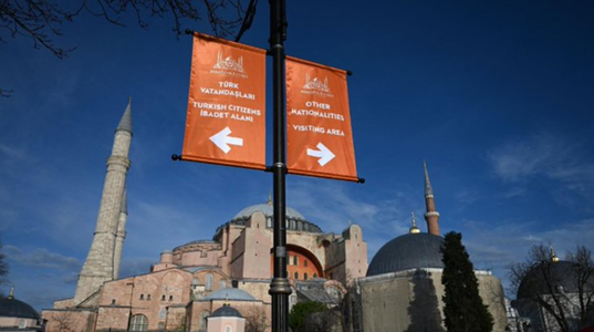 Străinii plătesc 25 de euro intrarea în Sf Sofia din Istanbul. ”O intrare în garaj” lăturalnică destinată turiştilor străini, cu acces sub Minaretul Baiazid, la galeria de la etaj şi muzeu pentru a nu afecta slujba musulmană