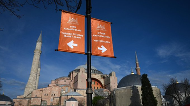 Străinii plătesc 25 de euro intrarea în Sf Sofia din Istanbul. ”O intrare în garaj” lăturalnică destinată turiştilor străini, cu acces sub Minaretul Baiazid, la galeria de la etaj şi muzeu pentru a nu afecta slujba musulmană