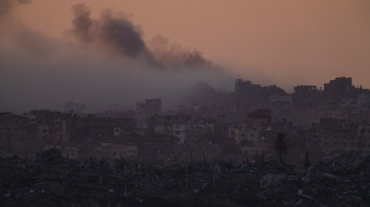 Israelul bombardează intensiv sudul Fâşiei Gaza, după ce anunţă sfârşitul fazei ”intensive” a războiului. UE înscrie numele liderului Hamas Yahya Sinwar, pe lista ”teroristă”. 1% din populaţia palestiniană, ucisă în război, anunţă Hamas. Doi militari isra