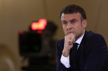 Franţa urmează să livreze Ucrainei alte 40 de rachete cu rază lungă de acţiune de tip SCALP şi ”sute de bombe”, anunţă Macron. El urmează să efectueze o vizită la Kiev în februarie şi să se semneze un acord de securitate cu Zelenski pe zece ani, ca Londra