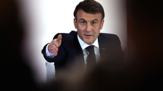 Macron anunţă că nu s-a alăturat coaliţiei americano-britanice în ”atacuri preventive” împotriva huthi în Yemen pentru a evita o ”escaladare”. Subiectul nu este ”militar”, ci ”diplomatic”. El avertizează Israelul şi cere un armistiţiu în Războiul din Fâşi