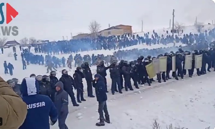 Ciocniri între poliţie şi protestatari într-o regiune rusă, din cauza încarcerării unui activist pentru drepturile omului - VIDEO