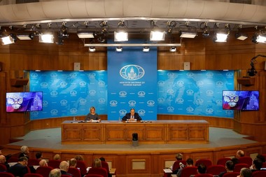 Războiul a ajutat la "purificarea" Rusiei şi a făcut-o "mai sănătoasă", spune Serghei Lavrov într-o conferinţă de presă de trei ore. El mai susţine că unii dintre adversarii Rusiei îşi schimbă atitudinea în spatele uşilor închise