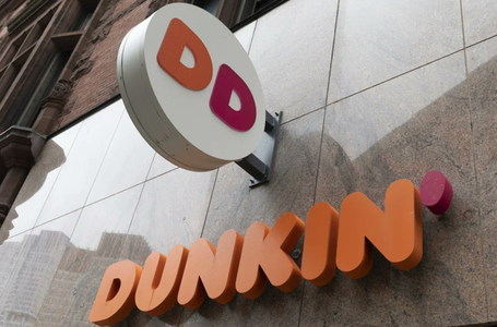 Un american cere 50.000 de dolari despăgubiri Dunkin' Donuts, după ce a fost acoperit de excremente în urma exploziei toaletei bărbaţilor, în Florida