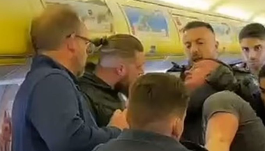 Un avion Ryanair de la Luton spre Canare, redirecţionat către Portugalia din cauza unor pasageri turbulenţi. Un anglo-polonez arestat şi şapte polonezi daţi jos din aeronavă