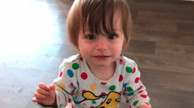 Moartea unui băiat în vârstă de doi ani, Bronson Battersby, găsit mort de foame alături de corpul fără viaţă al tatălui său, şochează Regatul Unit. Întrebăti despre eventuale eşecuri ale poliţiei şi servicilor sociale