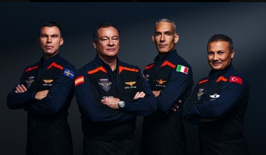 Patru astronauţi, în premieră şi unul din Turcia, au sosit pe Staţia Spaţială Internaţională. Misiunea, privată, a fost lansată cu racheta şi capsula SpaceX