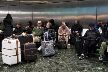 Furtuna Isha blochează zeci de zboruri, luni, pe aeroportul Schiphol din Amsterdam. Alertă de vânt puternic şi periculos pe teritoriul întregii Marii Britanii, unde transporturile sunt, de asemenea, perturbate