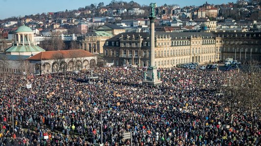 Peste un milion de oameni au demonstrat împotriva extremismului de dreapta în Germania. La Munchen au fost atât de mulţi oameni, încât marşul a trebuit oprit - VIDEO