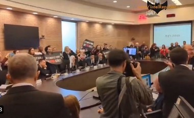 Scandal în Knesset. Rudele ostaticilor din Gaza au dat buzna în parlamentul israelian, în timp ce apelurile la acţiune se intensifică - VIDEO