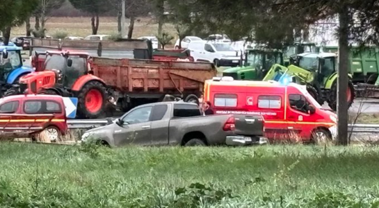 O femeie ucisă, soţul şi fiica ei răniţi grav în Franţa, după ce o maşină încearcă să forţeze un baraj al agricultorilor