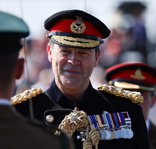 Şeful armatei Regatului Unit spune că britanicii trebuie să fie pregătiţi de război. Guvernul intervine şi clarifică: nu se pune problema reintroducerii serviciului obligatoriu