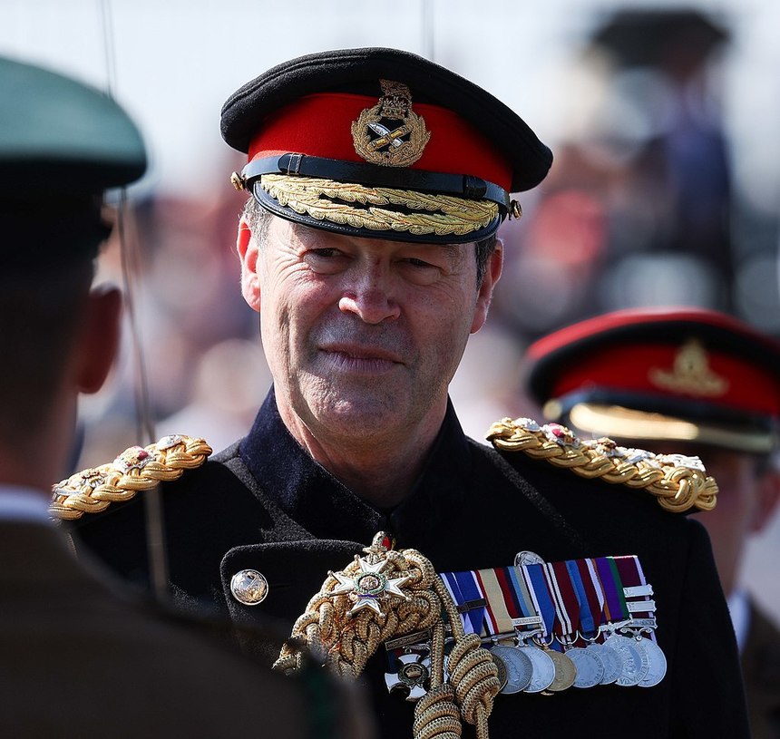 Şeful armatei Regatului Unit spune că britanicii trebuie să fie pregătiţi de război. Guvernul intervine şi clarifică: nu se pune problema reintroducerii serviciului obligatoriu
