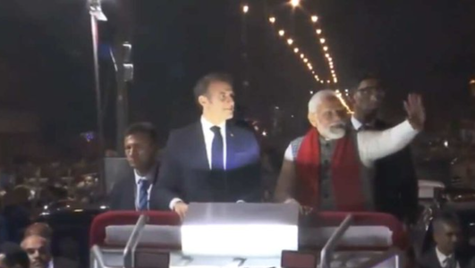 Macron, primit la Jaipur într-o vizită de stat de două zile în India, cu fast şi o paradă de elefanţi, în ”ţara regilor”. El anunţă că vrea 30.000 de studenţi indieni în Franţa până în 2030