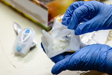 Trafic de cocaină la cabinetul ministrului belgian al Învăţământului. Suspectul, fiul unei deputate, Fadila Laanan, fost ministru, arestat. 50 de pliculeţe cu cocaină în biroul suspectului, însărcinat cu material logistic, şi 10.000 de euro