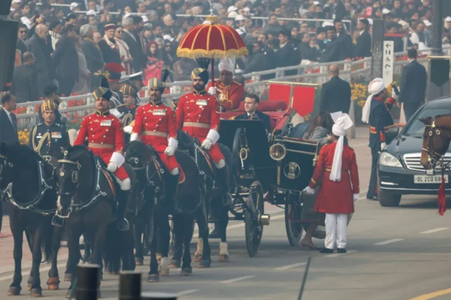 Macron asistă ca invitat de onoare, alături de Modi, la o paradă militară impresionantă la New Delhi