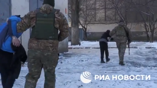Doi ruşi, acuzaţi de FSB de furnizare contracost Kievului de informaţii despre poziţii ale armatei ruse şi suspectaţi de ”înaltă trădare”, arestaţi