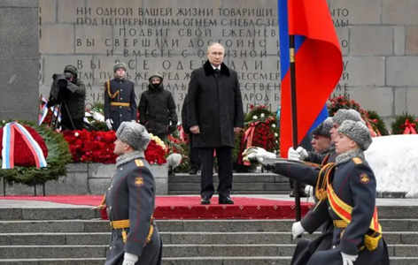 Putin reiterează, la marcarea a 80 de ani de la sfârşitul Asediului Leningradului, că vrea să ”eradicheze definitiv nazimul”. El inaugurează împreună cu Lukaşenko un memorial în care tronează o statuie uriaşă a unei Mame Patrii cu Copiii săi