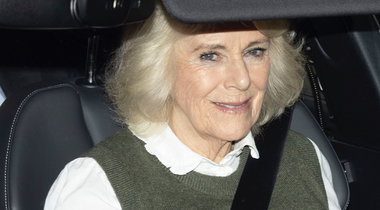 Regele Charles al III-lea ”se simte bine”, anunţă regina Camilla, care-l vizitează de trei ori în două zile după o operaţie la prostată. Ea a sosit cu un audi negru la intrarea din spate a London Clinic, unde au fost internaţi prinţul Philip, JFK şi Elizabeth Taylor