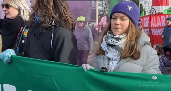 Greta Thunberg s-a alăturat unei manifestaţii împotriva extinderii unui aeroportul din Hampshire pentru mai multe zboruri private – VIDEO