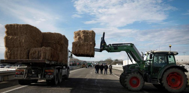 Franţa: Premierul Attal, aşteptat în vizită la o fermă / Agricultorii ameninţă cu începerea "asediului Parisului"