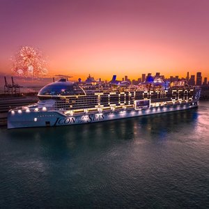 Icon of the Seas, cea mai mare navă de croazieră nouă din lume, a plecat din portul Miami. Botezul vasului a fost făcut de Messi - VIDEO
