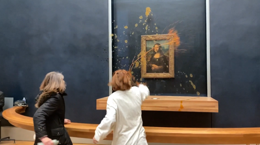 Două activiste ecologiste aruncă cu supă de dovleac în Mona Lisa, la Luvru. Ele cer  o ”alimentaţie sănătoasă şi durabilă” şi denunţă un ”sistem agricol bolnav”