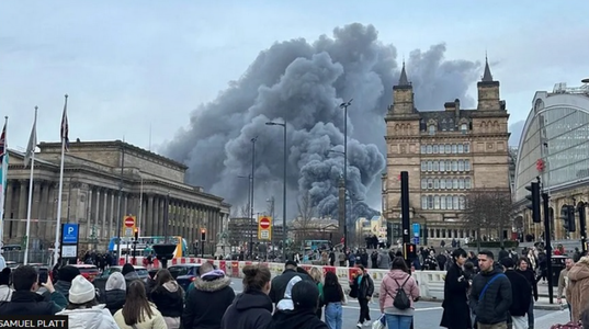 Incendiu impresionant în centrul oraşului Liverpool