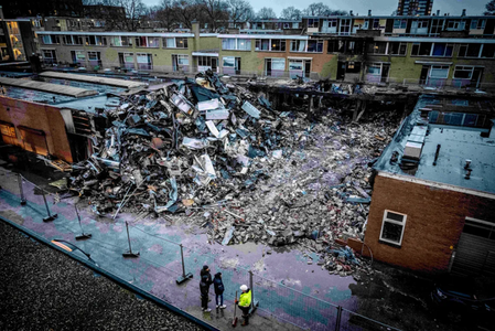 Doi răniţi şi trei dispăruţi la Rotterdam, în urma exploziei unei maşini într-un garaj subteran urmat de un incendiu într-un imobil de deasupra. Zece locuinţe distruse, 44 de case avariate grav