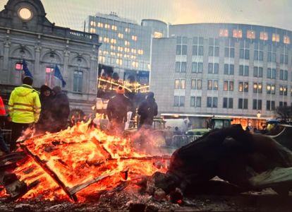 Incendii, petarde şi haos la Bruxelles, unde fermierii furioşi protestează în timp ce liderii UE s-au reunit pentru un summit consacrat Ucrainei - VIDEO