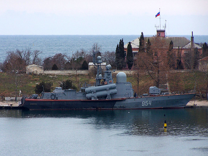 Ucraina susţine că a scufundat o navă militară rusă în Crimeea