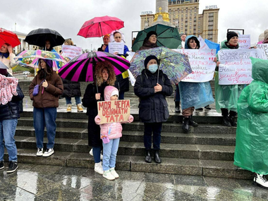 Ucrainence ies în stradă şi cer, în mai multe oraşe, demobilizarea soţilor lor, aflaţi de doi ani pe front. ”Bărbaţii ar trebui să aibă drepturi. Dacă militarii n-au drepturi, nu suntem un stat democratic”