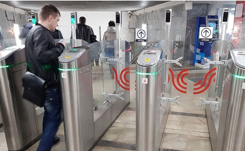 Călătorilor din Moscova care au vrut joi să plătească cu cardul li s-a spus că nu mai au bani în cont. Sistemul de plată în transportul public s-a prăbuşit