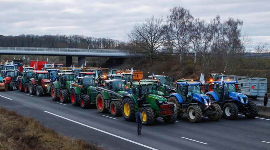 Sindicatele majoritare ale agricultorilor furioşi cer o suspendare a blocajelor în Franţa, în urma unor măsuri de urgenţă şi rambursări de taxe la motorină de 600 milioane de euro