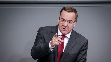 Ministrul german al Apărării Boris Pistorius vrea ca Germania să reintroducă serviciului militar obligatoriu. Bugetul german al apărării creşte la 72 de miliarde de euro, reprezentând 2,1% din PIB