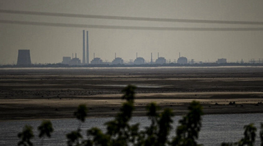 Ruşii de la Centrala Nucleară Zaporojie interzic accesul în centrală angajaţilor operatorului ucrainean Energoatom, anunţă AIEA. În centrală muncesc foşti angajaţi Energoatom ”care au adoptat naţionalitatea rusă şi au semnat contracte cu exploatantul rus”