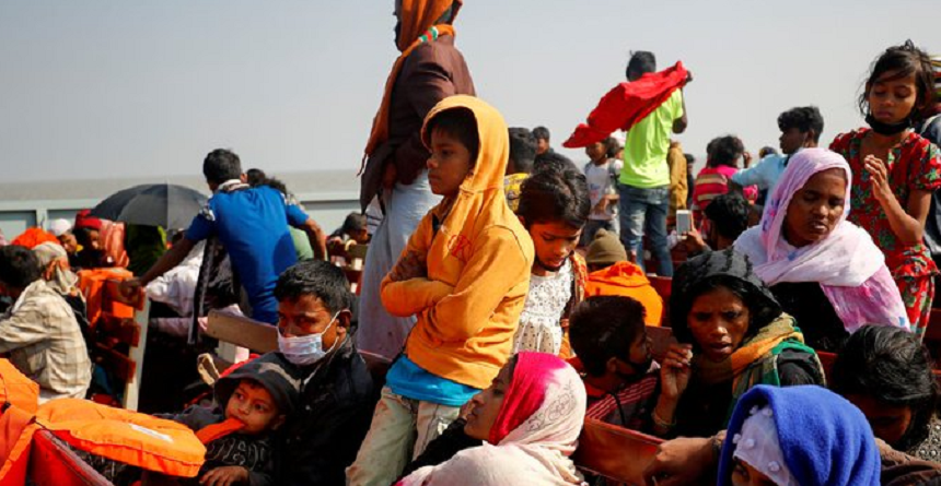 Peste o sută de migranţi din Myanmar au fugit dintr-un centru de detenţie malaezian/ Unul a murit