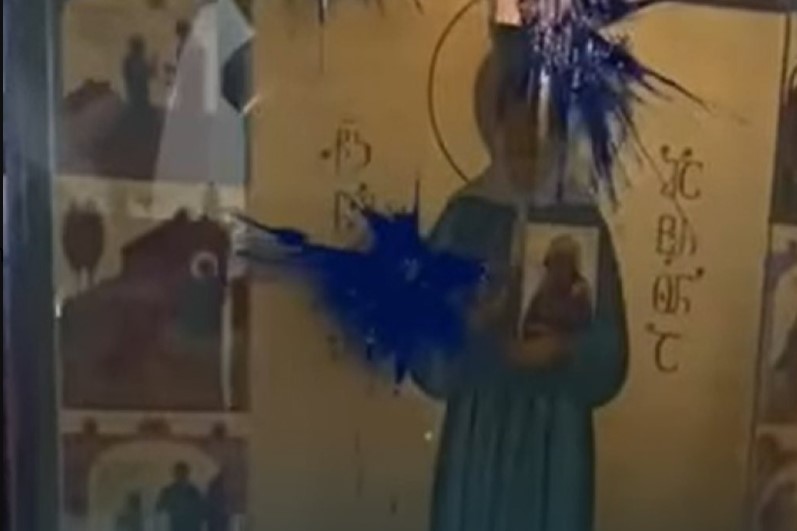 O femeie din Georgia a primit ordin de reţinere după ce a vandalizat o icoană din Tbilisi care îl înfăţişa pe Stalin. Gestul său a declanşat ample proteste
