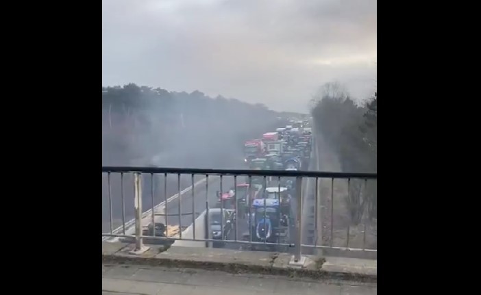 Fermierii polonezi vor să blocheze din nou frontiera cu Ucraina. Graniţa dintre Olanda şi Belgia a fost blocată vineri. Protestele cuprind şi Grecia. Agricultorii din Franţa pun capăt deocamdată acţiunii lor