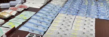 Femeie prinsă încercând să introducă ilegal în Republica Moldova sute de seringi şi flacoane cu botox. O parte din marfă, ascunsă în roata de rezervă a unei Dacii Logan - FOTO, VIDEO

