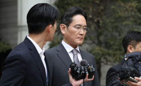 Un tribunal de la Seul îl achită pe patronul Samsung, Lee Jae-yong, într-un proces de fraudă contabilă în cadrul unei fuziuni între două întreprinderi ale grupului, în care era acuzat de trucarea cursului acţiunilor şi abuz de încredere