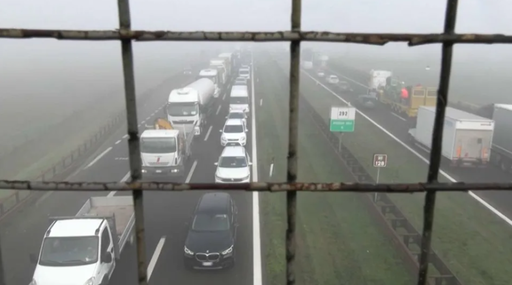 Cel puţin trei morţi şi zeci de răniţi nordul Italiei, în urma unei serii de ciocniri în lanţ pe drumuri