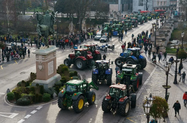 Mii de agricultori manifestează cu tractorul în Spania