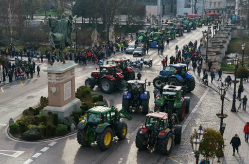 Mii de agricultori manifestează cu tractorul în Spania