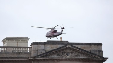 Un elicopter a aterizat la Palatul Buckingham. Prinţul Harry a fost văzut sosind la Clarence House pentru o "scurtă întâlnire" cu regele Charles, potrivit Daily Mail