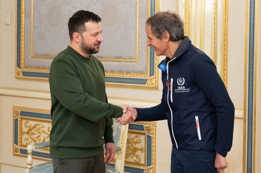 Şeful AIEA s-a întâlnit cu Zelenski înainte de a vizita, miercuri, centrala nucleară Zaporojie 