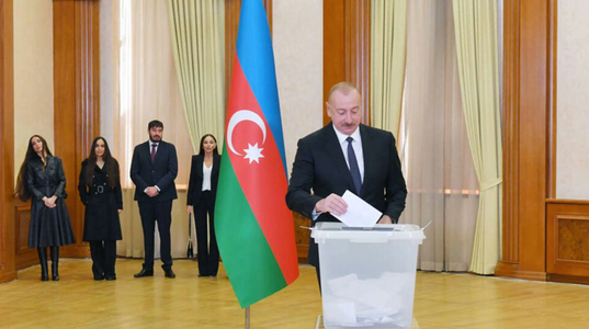 Preşedintele autoritarist azer Ilham Aliev, aflat la putere de 12 ani, reales în al cincilea mandat. El a votat în cel mai mare oraş din Nagorno Karabah. Opoziţia a boicotat scrutinul, denunţat drept o ”farsă”