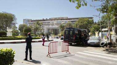 Apel la manifestaţii şi grevă în Senegal al societăţii civile, în urma unei amânări a alegerilor prezidenţiale, în vederea împiedicării unei ”confiscări a puterii”. Opoziţia denunţă o ”lovitură de stat constituţională”