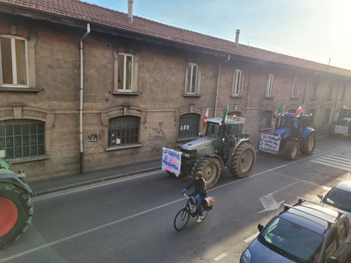 Italia - Fermierii ameninţă că intră cu utilajele în Roma sau că vor merge cu tractoarele la Festivalul Sanremo / Protest la Bergamo cu utilaje şi cu bannere  - ”Aţi vrut sclavi, aţi găsit rebeli”, ”Lăsaţi-i să muncească pe mama şi pe tata!” - FOTO, VIDEO