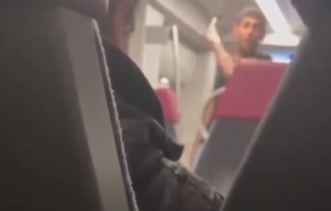 Pasagerii unui tren, luaţi ostatici în Elveţia. Autorul luării de ostatici, un iranian solicitant de azil înarmat cu un topor şi un cuţit, rănit mortal în timpul unui asalt al poliţiei, care a eliberat ostaticii